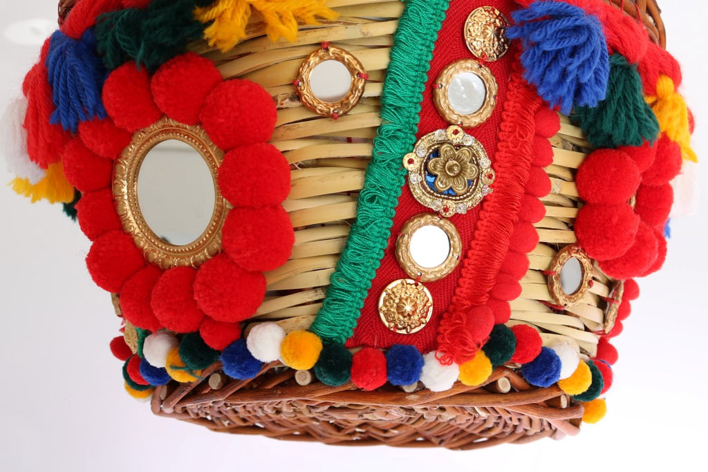 Sac à main Dolce & Gabbana Agnese en paille multicolore avec pompons en cristal, élégant et coloré.