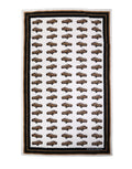 Serviette de plage Dolce & Gabbana en coton blanc avec imprimé graphique de voiture, dimensions 115x180 cm.