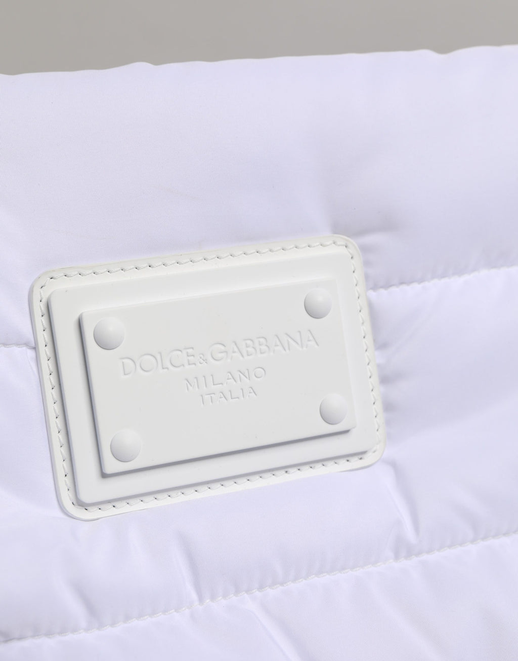 Sac à bandoulière en polyester matelassé blanc Dolce & Gabbana avec plaque logo, élégant et pratique.