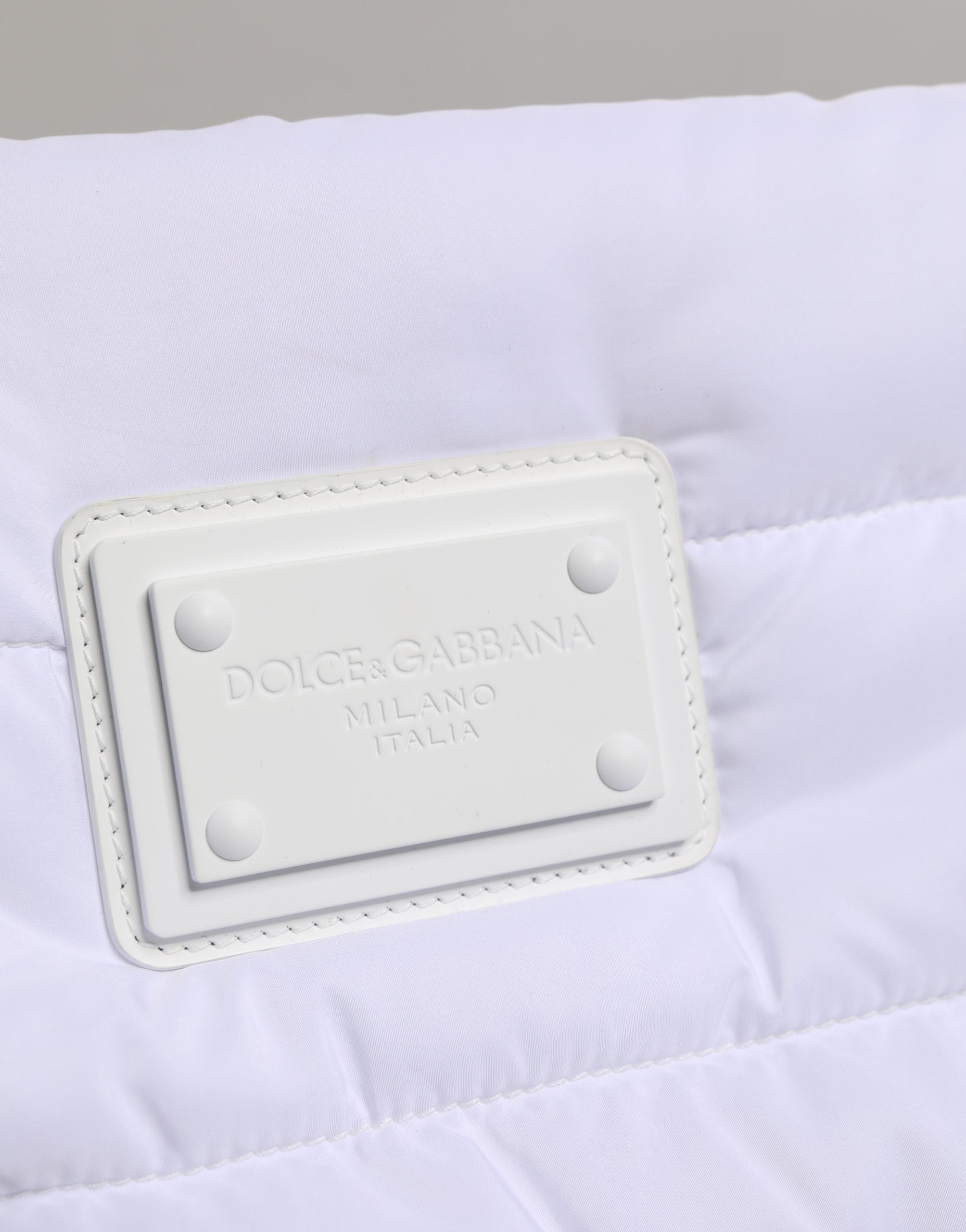 Sac à bandoulière en polyester matelassé blanc Dolce & Gabbana avec plaque logo, élégant et pratique.