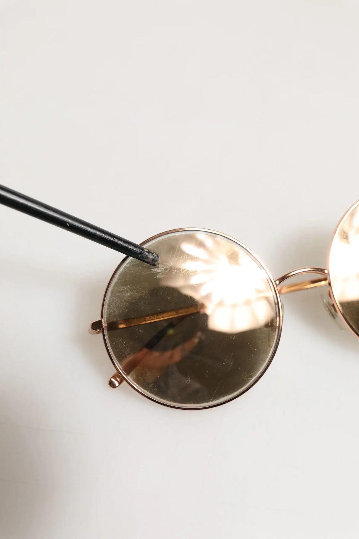 Lunettes de soleil dolce & gabbana dg2215k rondes en métal doré avec verres miroirs foncés et tige noire sur la monture