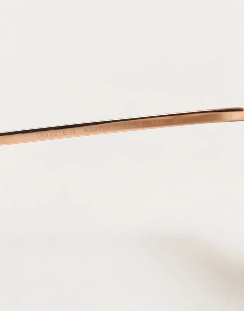 Temple arrière en métal rose gold gravé de la marque dolce & gabbana pour lunettes de soleil rondes dg2215k