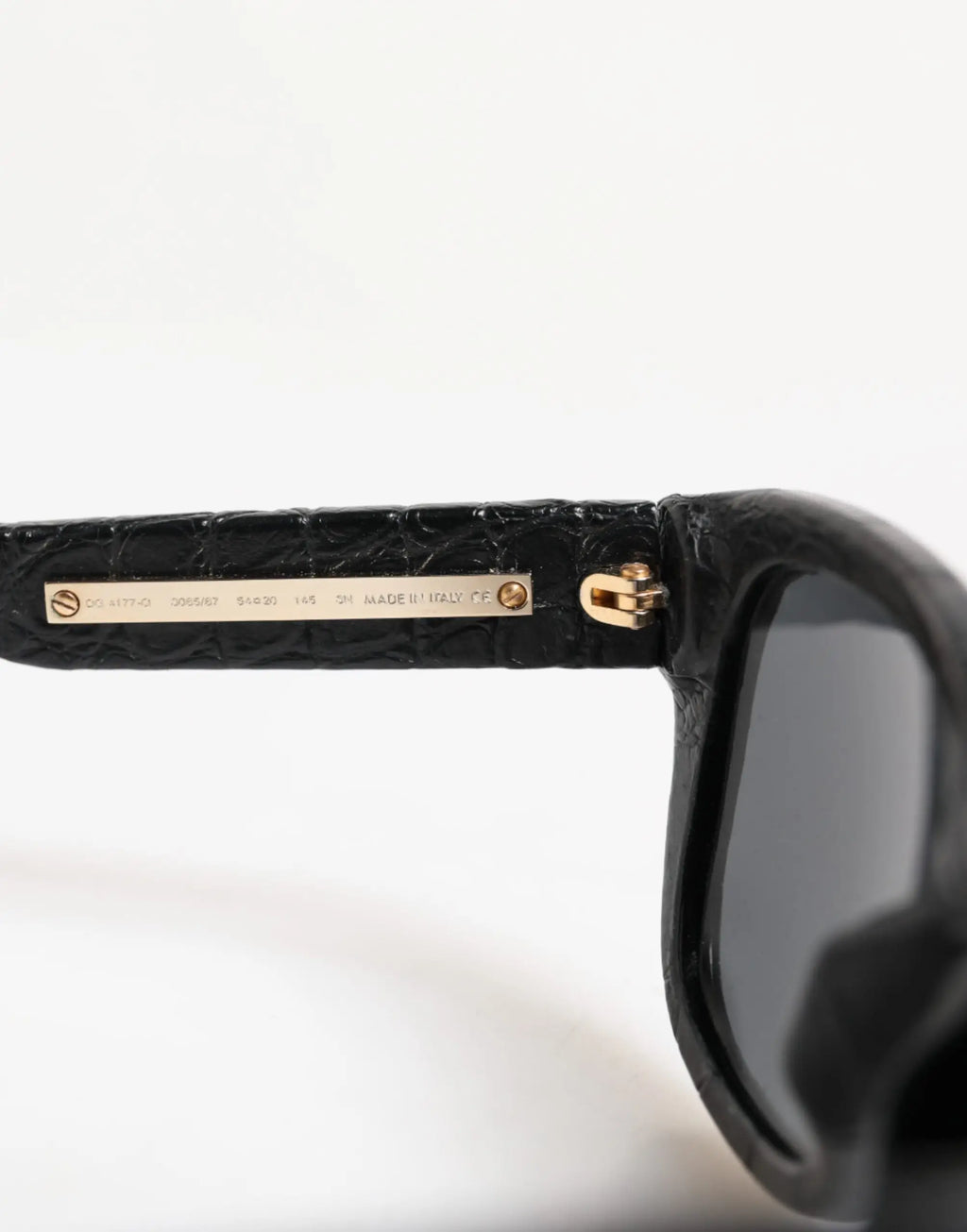 Lunettes de soleil dolce et gabbana dg4177 en cuir noir embossé crocodile avec monture et plaque en métal doré