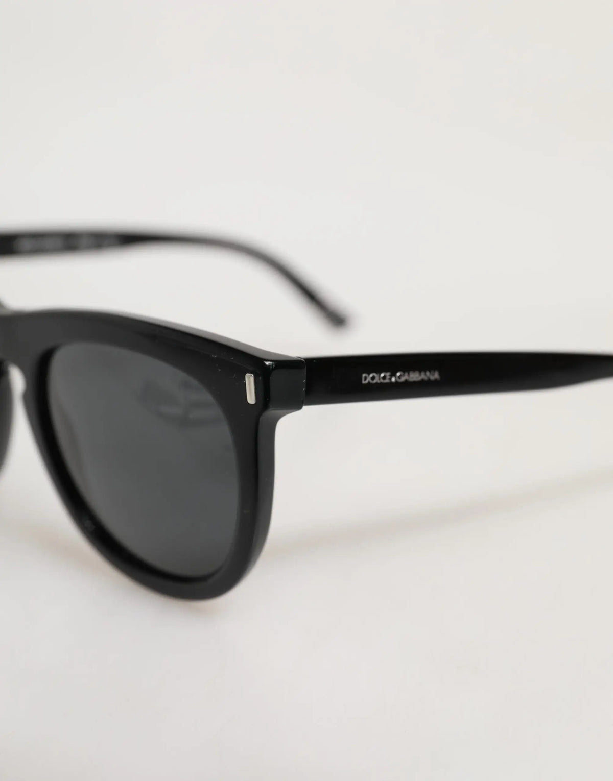 Lunettes de soleil dolce & gabbana dg4281 noires avec monture ronde pleine et verres gris foncé élégants