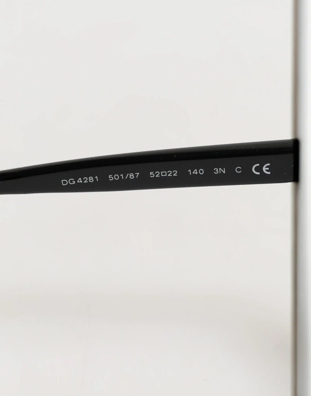 Lunettes de soleil dolce & gabbana dg4281 noires à monture ronde avec détails gravés sur la branche