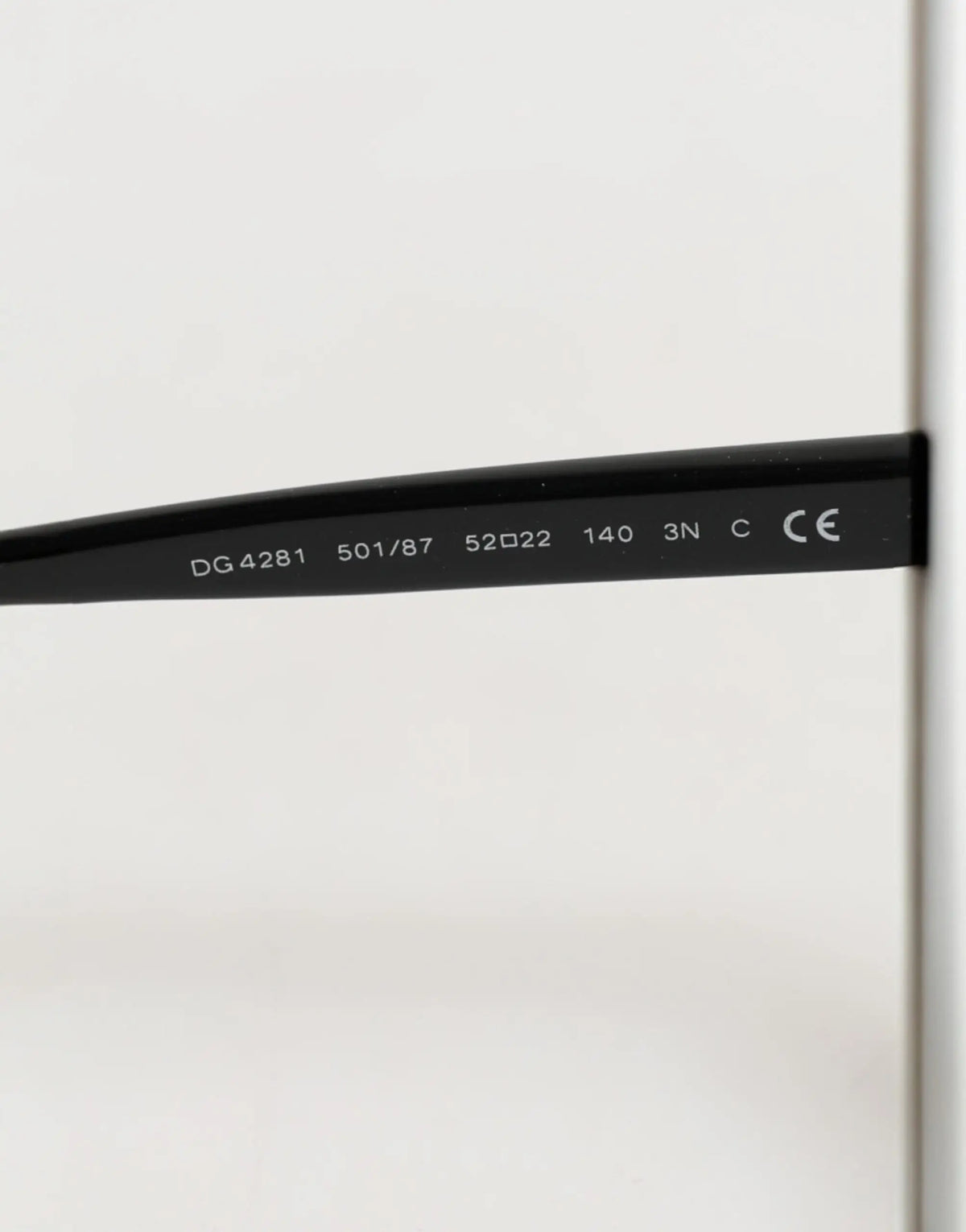 Lunettes de soleil dolce & gabbana dg4281 noires à monture ronde avec détails gravés sur la branche