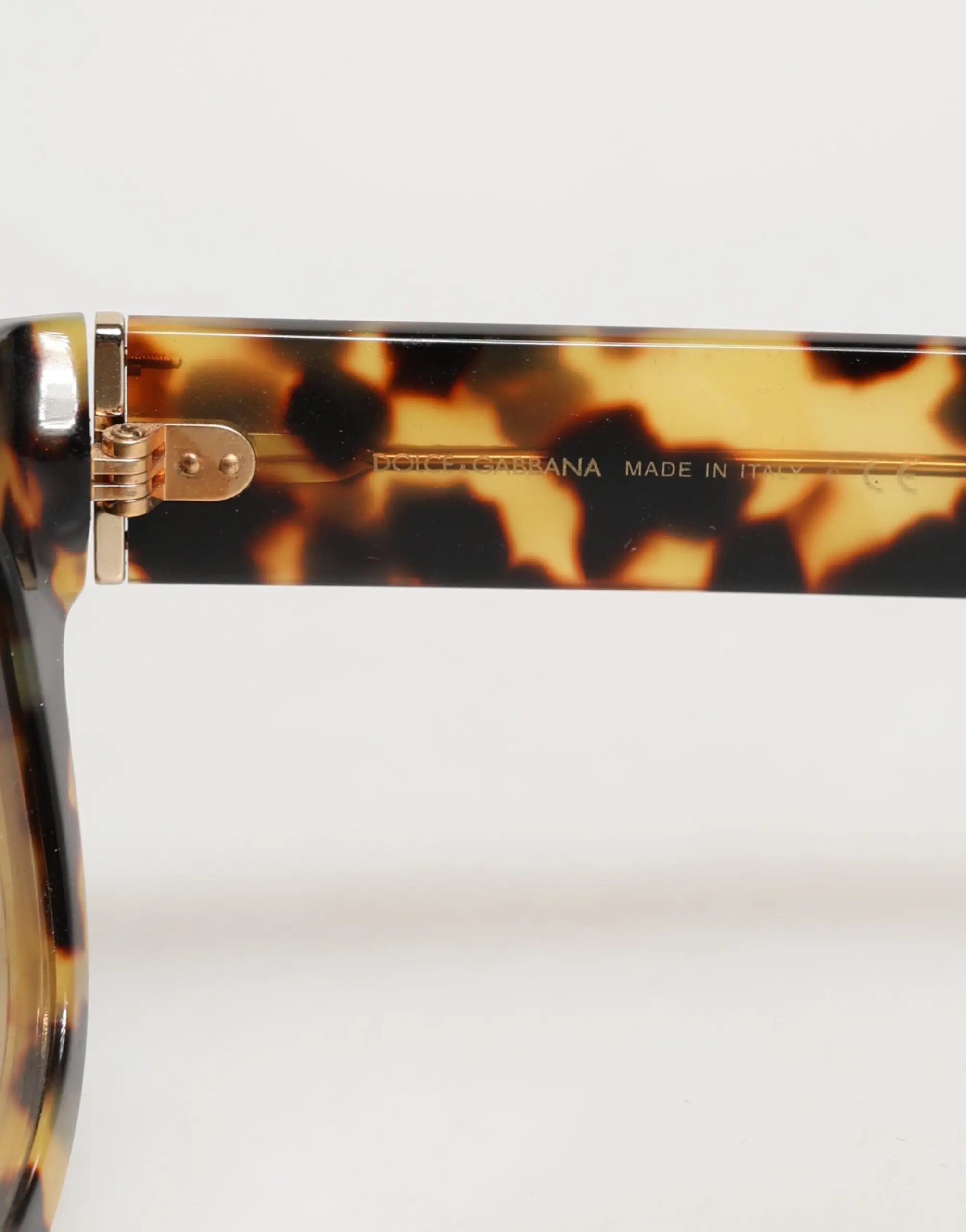 Lunettes de soleil dolce & gabbana dg4379f en acétate blanche à motif écaille avec charnière métallisée dorée