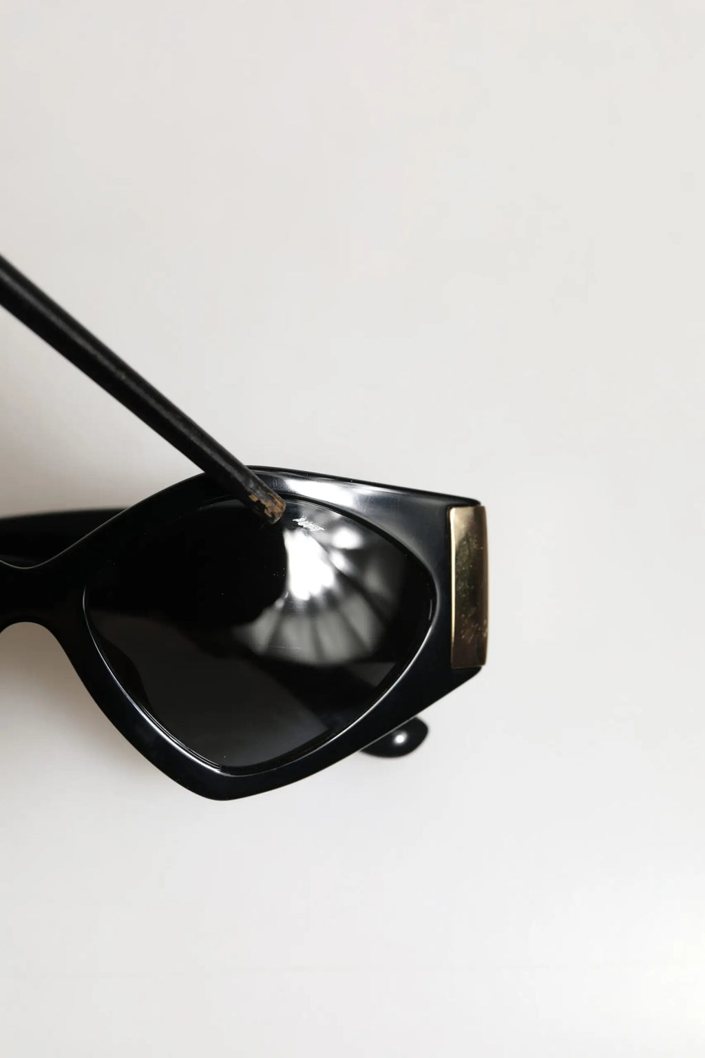 Lunettes de soleil dolce & gabbana dg4396 noires avec monture irrégulière et détails métal doré sur les branches