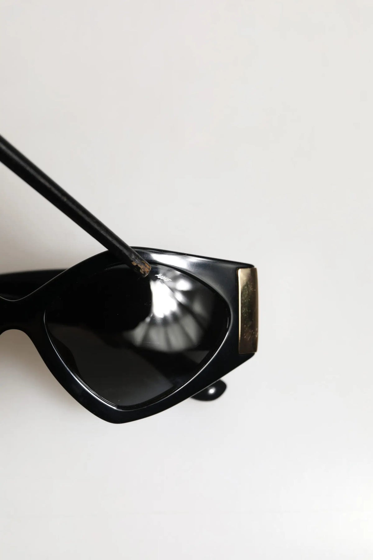 Lunettes de soleil dolce & gabbana dg4396 noires avec monture irrégulière et détails métal doré sur les branches