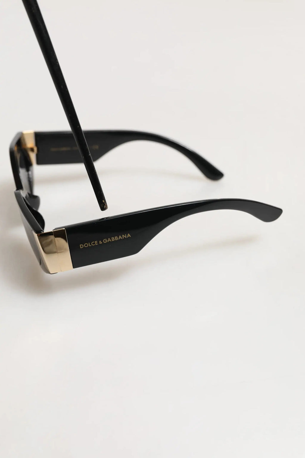 Lunettes de soleil dolce & gabbana dg4396 à monture irrégulière noire en acétate avec accents métal doré et logo gravé