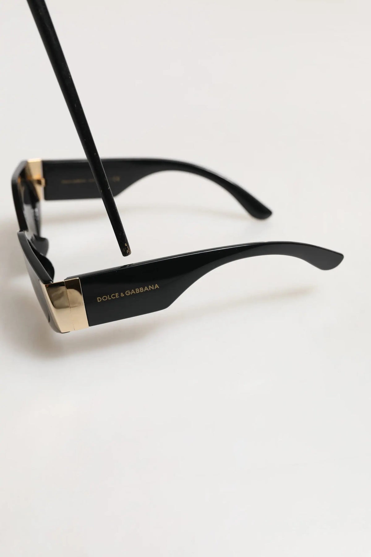 Lunettes de soleil dolce & gabbana dg4396 à monture irrégulière noire en acétate avec accents métal doré et logo gravé