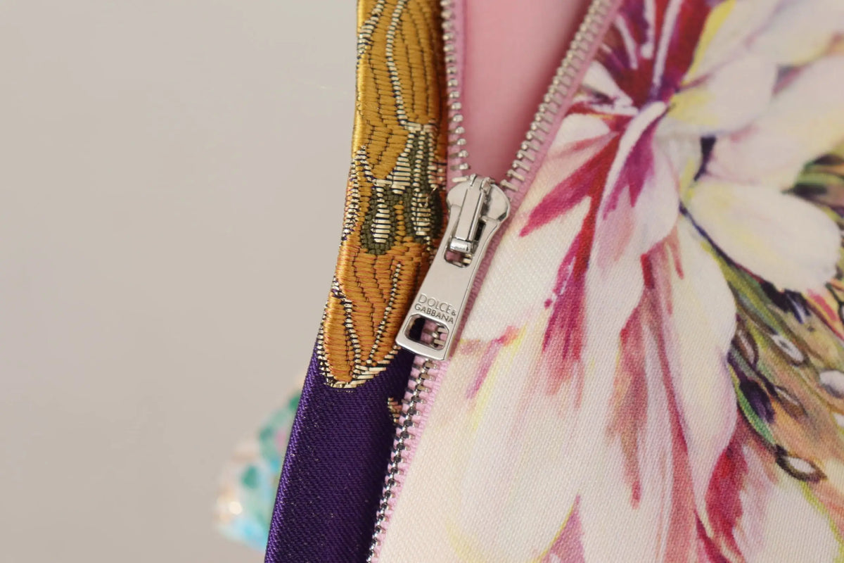 Fermeture éclair argentée dolce & gabbana avec tirette métallique sur tissu floral vif et bordure brodée dorée sur robe midi en soie jaquard