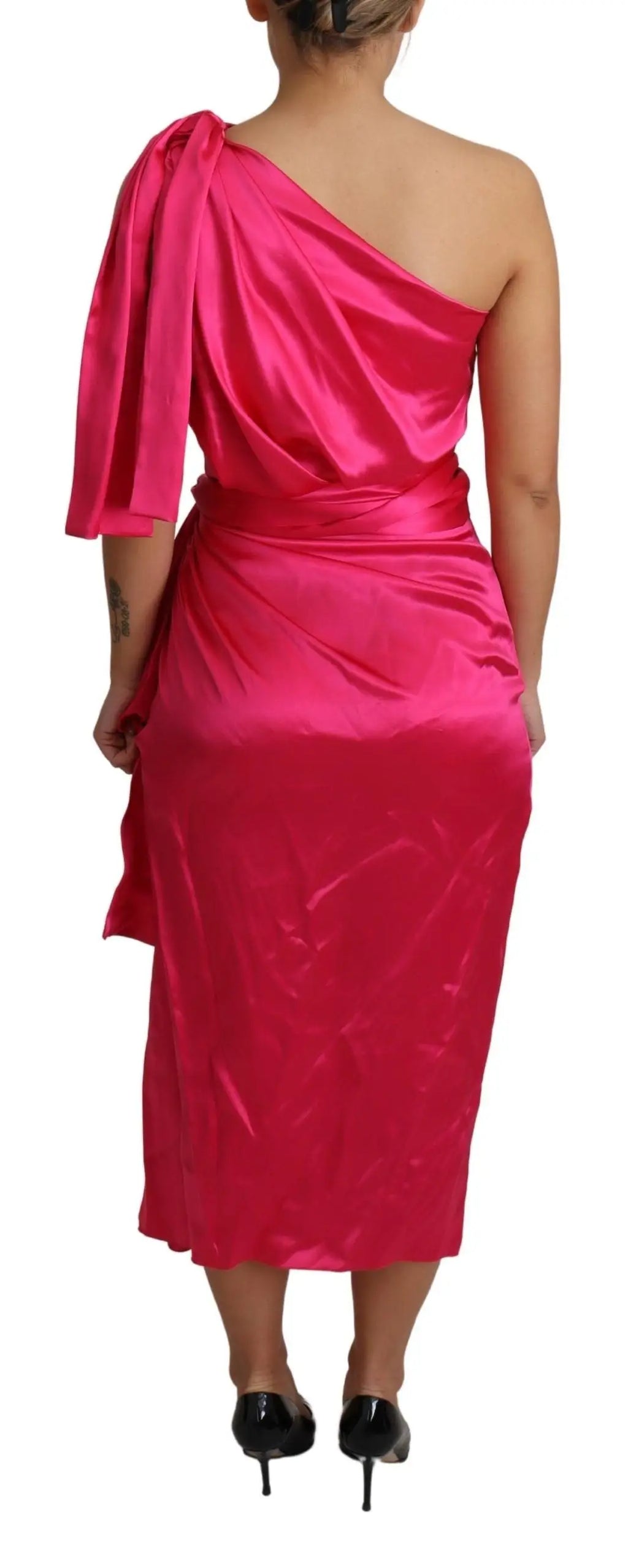 Robe midi fuchsia en satin dolce et gabbana avec une coupe ajustée asymétrique à une épaule drapée