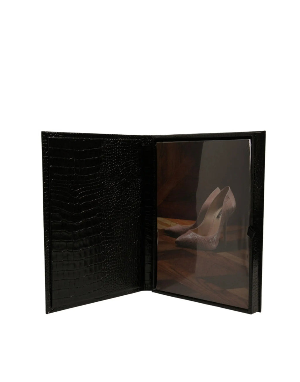 Catalogue case dolce & gabbana en cuir noir crocodile avec housse protectrice affichant des chaussures à talons blancs