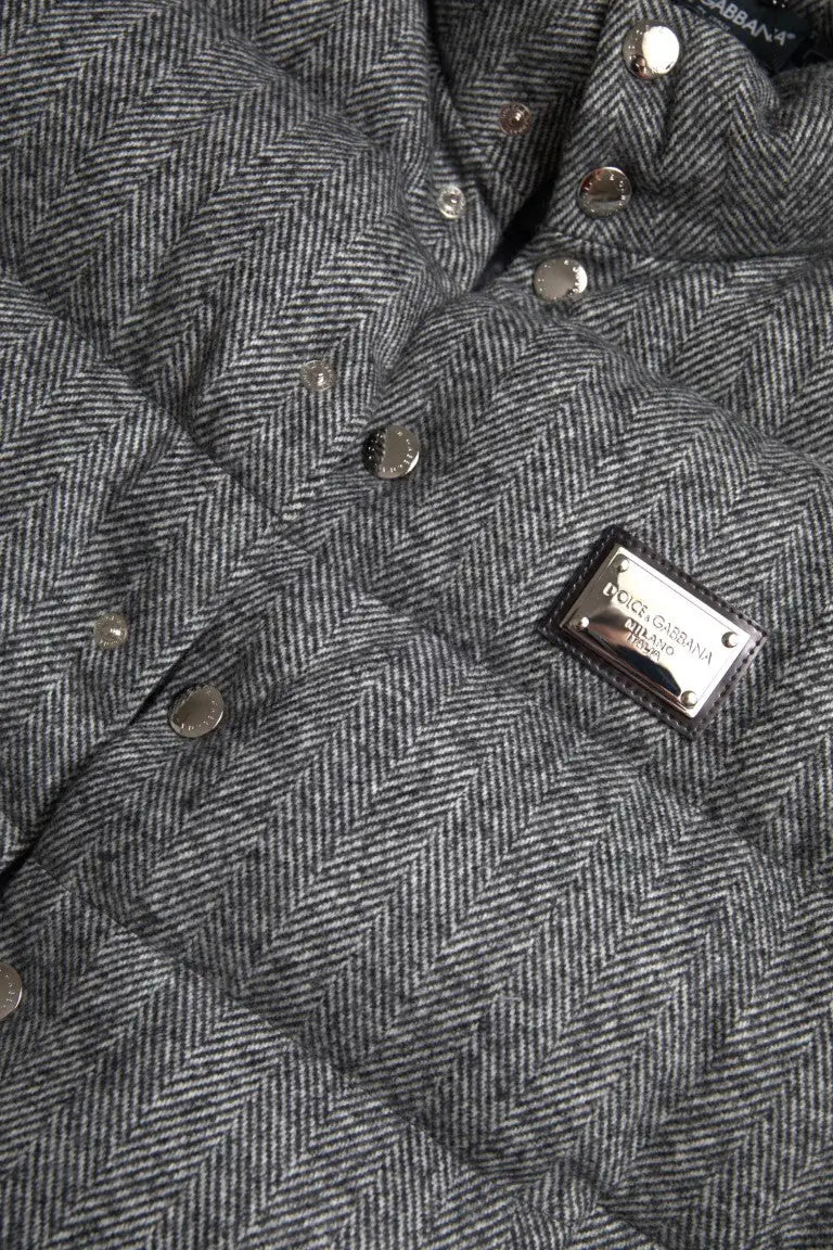 Veste sans manches dolce & gabbana en maille chevronnée grise avec boutons argentés et plaque logo métallique