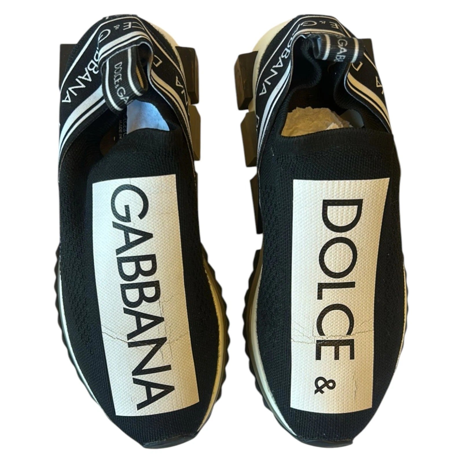 Chaussures sneakers Dolce & Gabbana Sorrento noires et blanches, style slip-on, visibles sur l'image.
