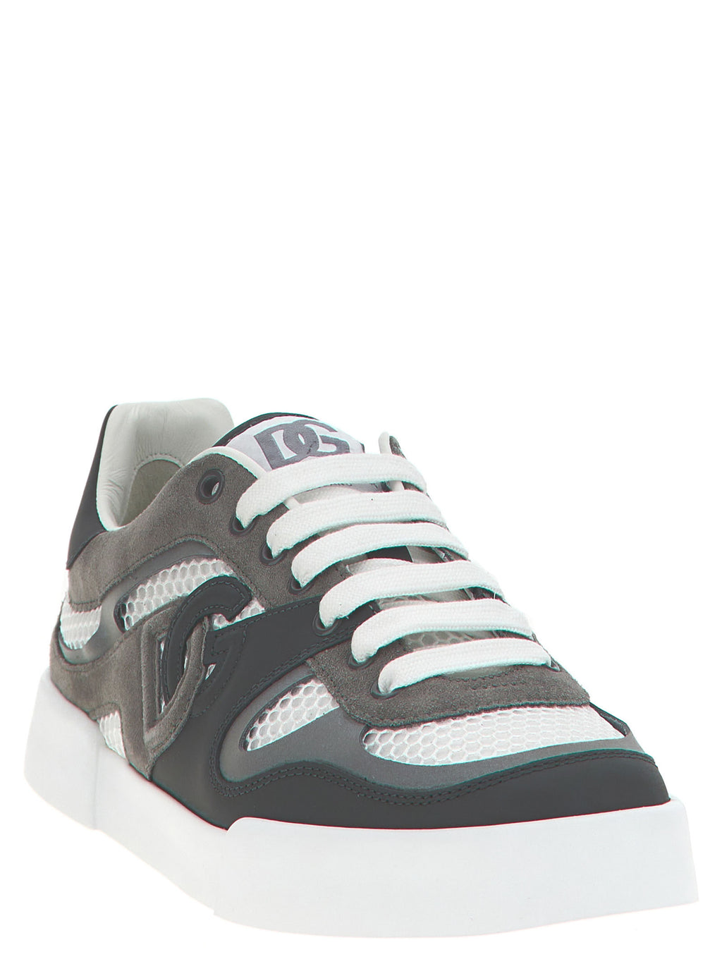 Sneakers athlétic en cuir de veau gris Dolce & Gabbana, vue de face, avec détails de design modernes et semelle blanche.