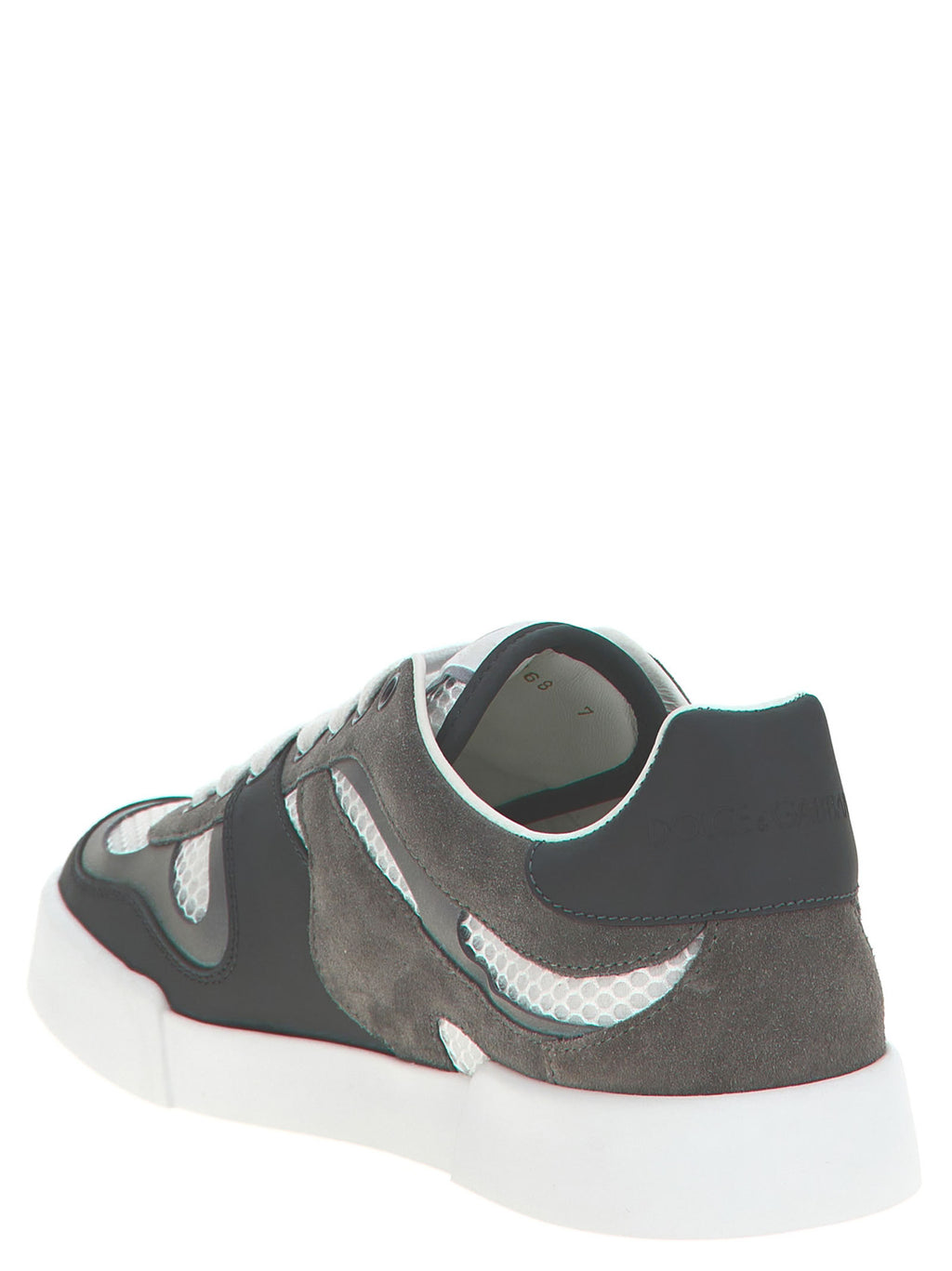 Sneakers athlètes en cuir de veau gris de Dolce & Gabbana, style moderne et élégant, vues de face sur fond neutre.