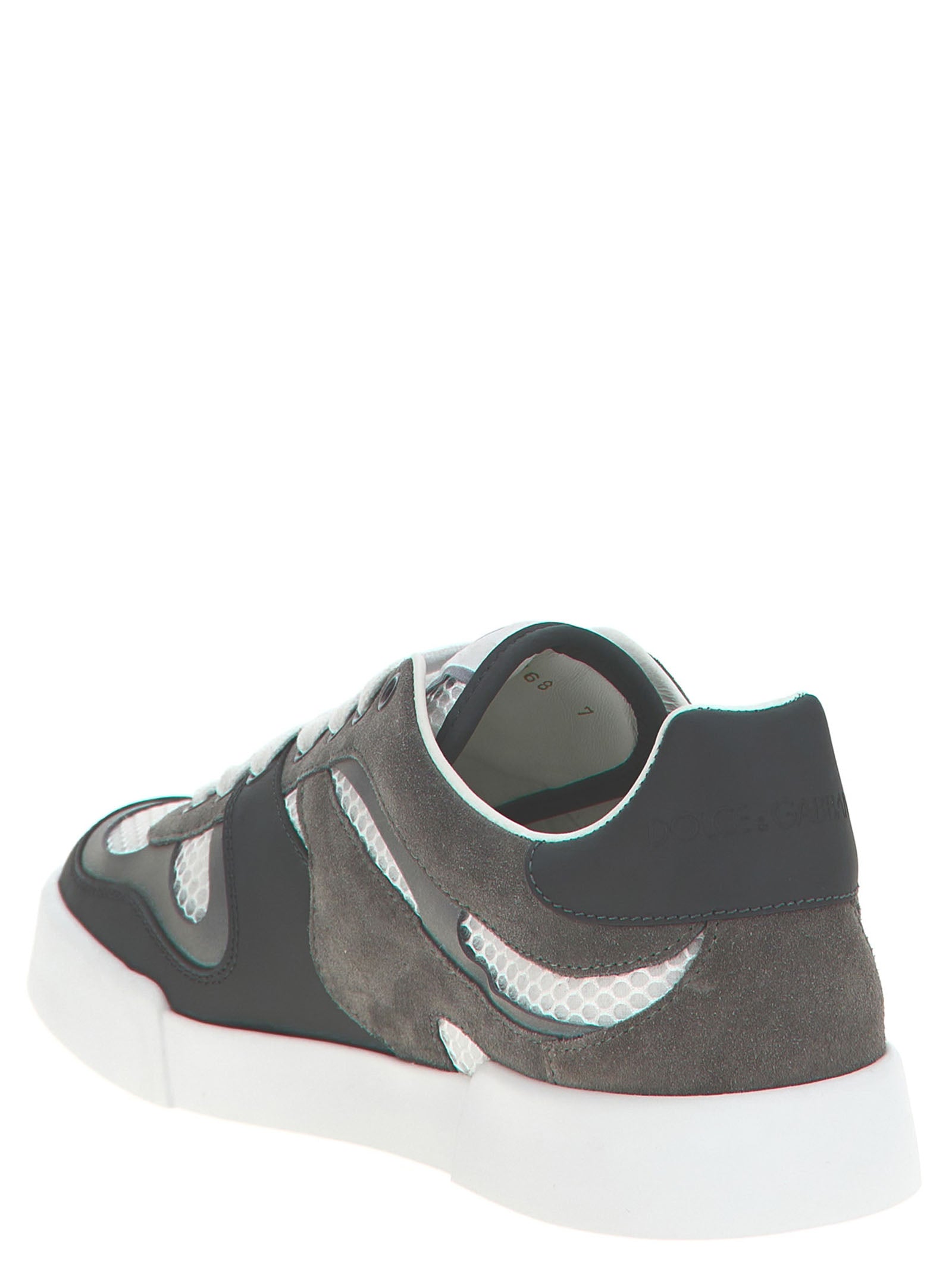 Sneakers athlètes en cuir de veau gris de Dolce & Gabbana, style moderne et élégant, vues de face sur fond neutre.