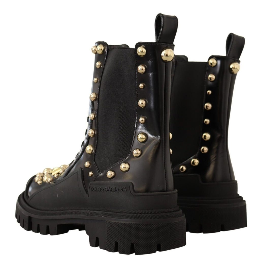 Bottes de combat en cuir noir Dolce & Gabbana à clous, style robuste et tendance, visibles en gros plan.