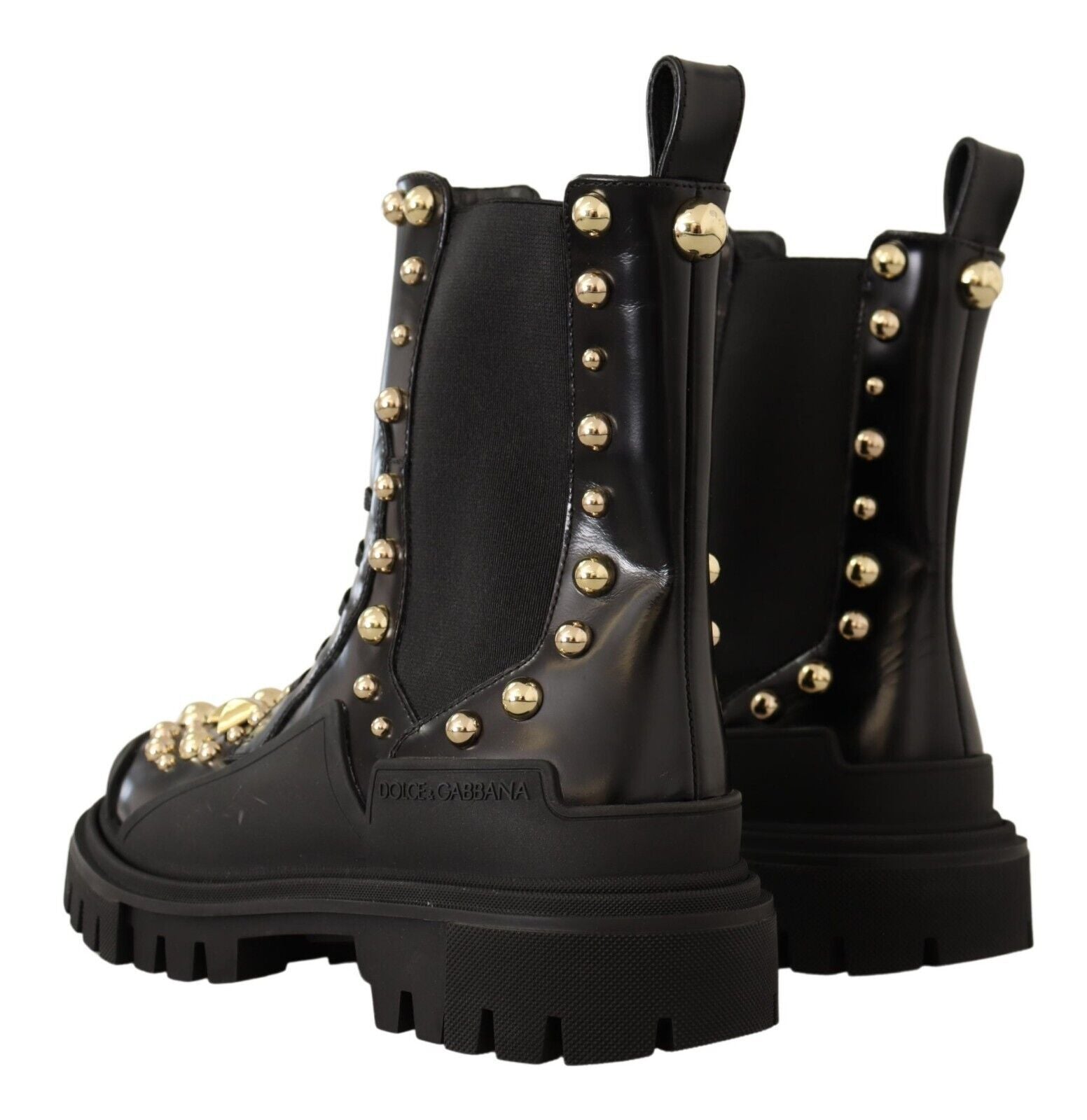 Bottes de combat en cuir noir Dolce & Gabbana à clous, style robuste et tendance, visibles en gros plan.