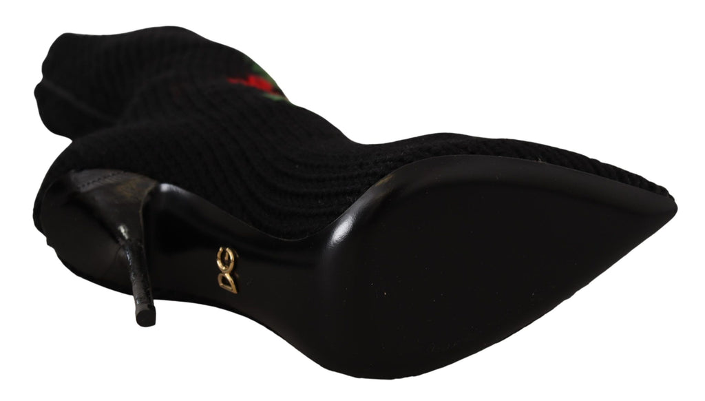 Chaussettes extensibles noires Dolce & Gabbana avec roses rouges, portées avec des bottines élégantes.