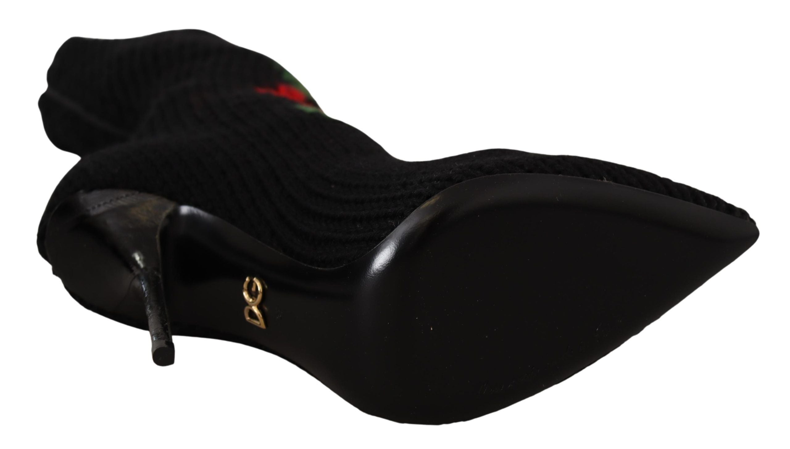 Chaussettes extensibles noires Dolce & Gabbana avec roses rouges, portées avec des bottines élégantes.