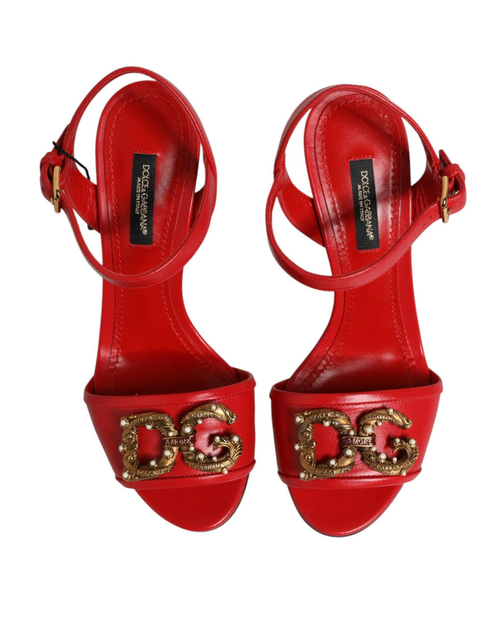 Sandales à talons rouges Dolce & Gabbana DG AMORE en cuir, vue de côté, avec boucle élégante et semelle en cuir.