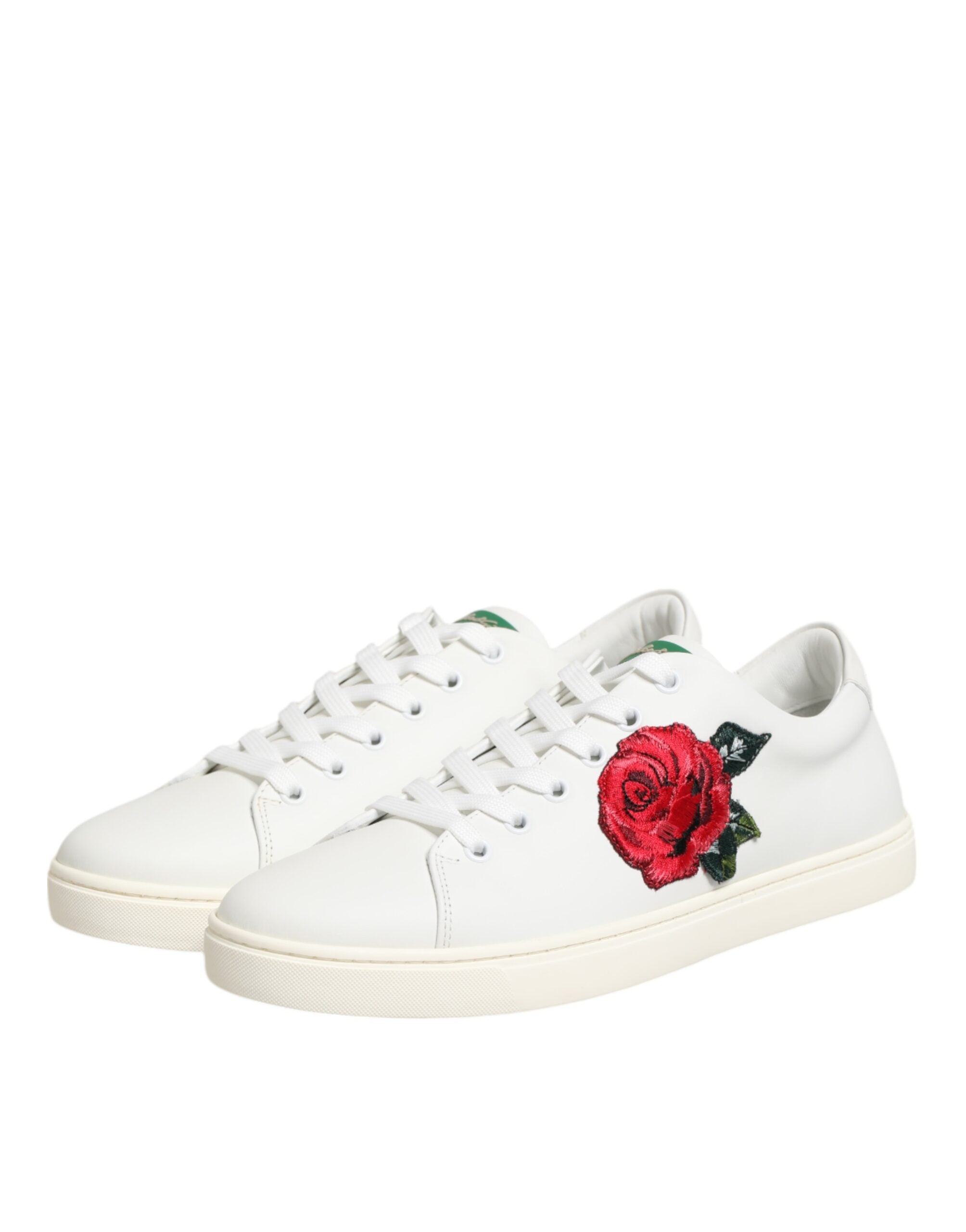 Chaussures basses en cuir blanc Dolce & Gabbana avec broderie de roses, style élégant et tendance pour femmes.