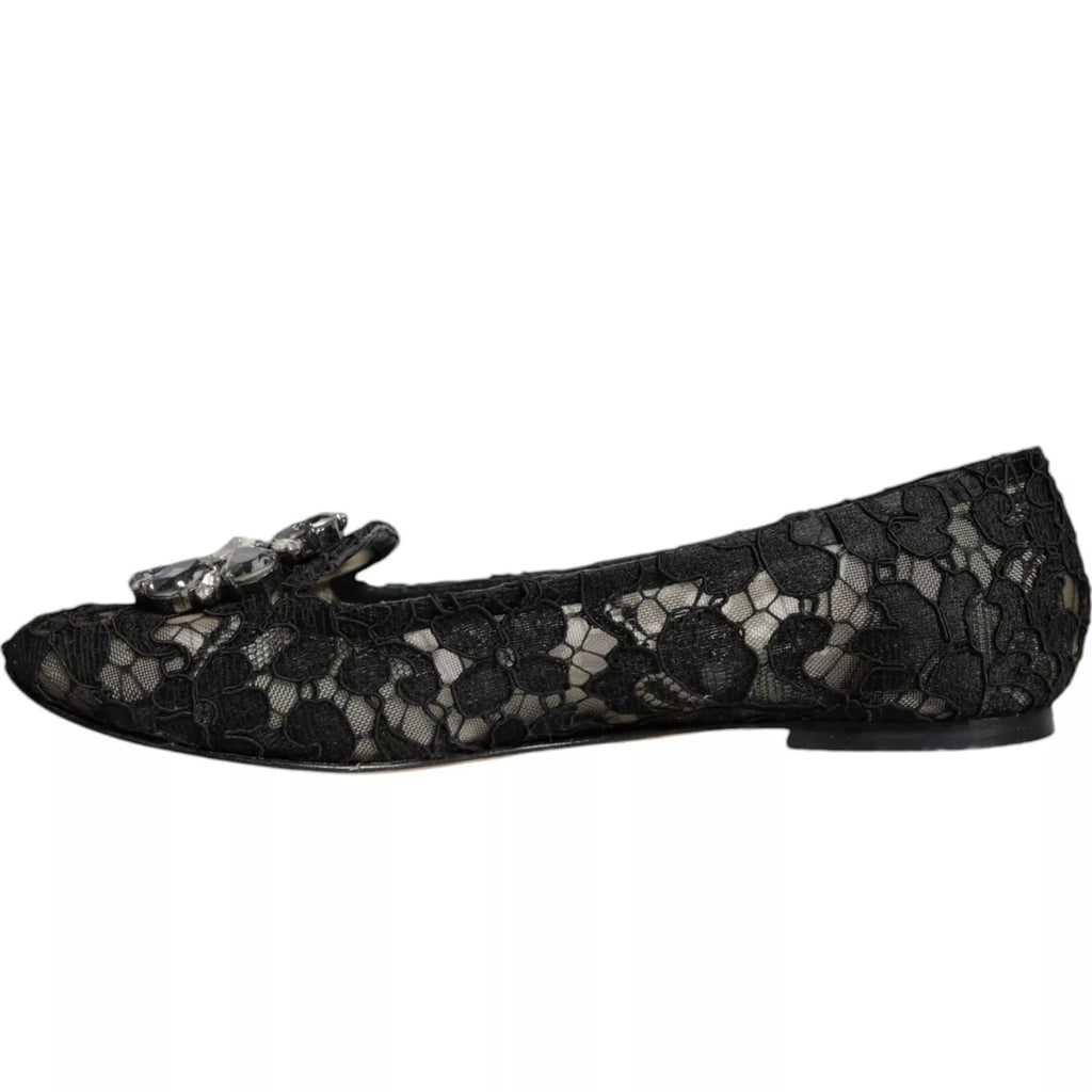 Chaussures ballerines en dentelle noire Dolce & Gabbana avec cristaux, loafers élégants en satin et détails sophistiqués.