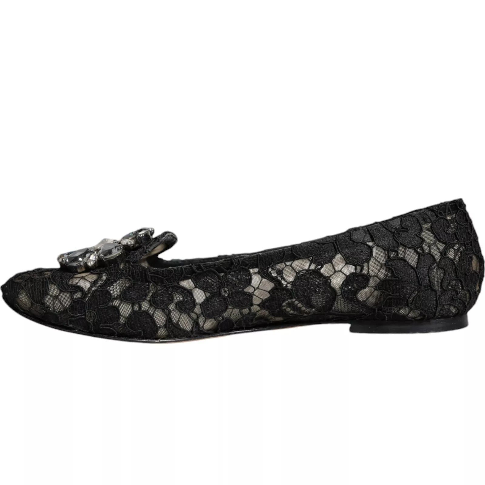 Chaussures ballerines en dentelle noire Dolce & Gabbana avec cristaux, loafers élégants en satin et détails sophistiqués.