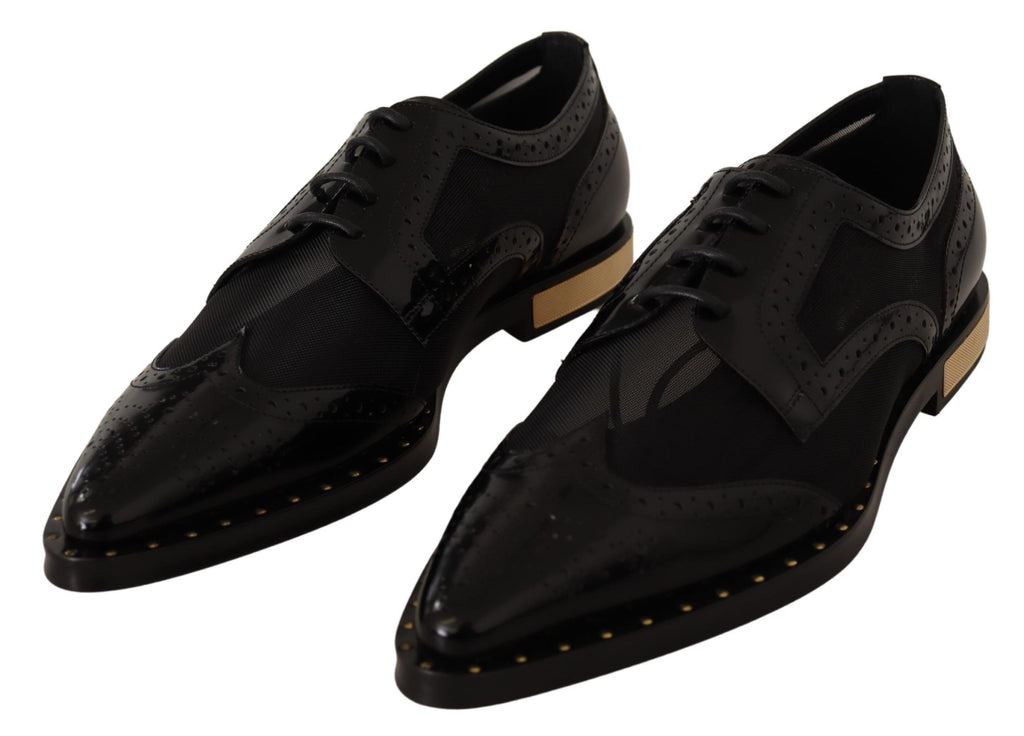 Chaussures wingtip en cuir noir Dolce & Gabbana, brogue transparent, vue en gros plan sur le modèle.