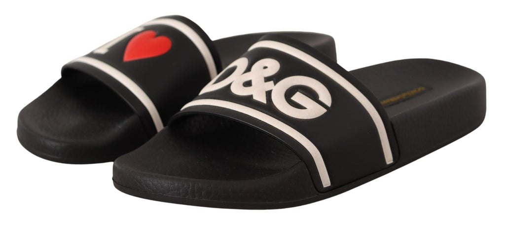 Sandales noires en cuir Dolce & Gabbana I Love D&G, slides élégantes avec logo stylisé, parfaites pour un look tendance.