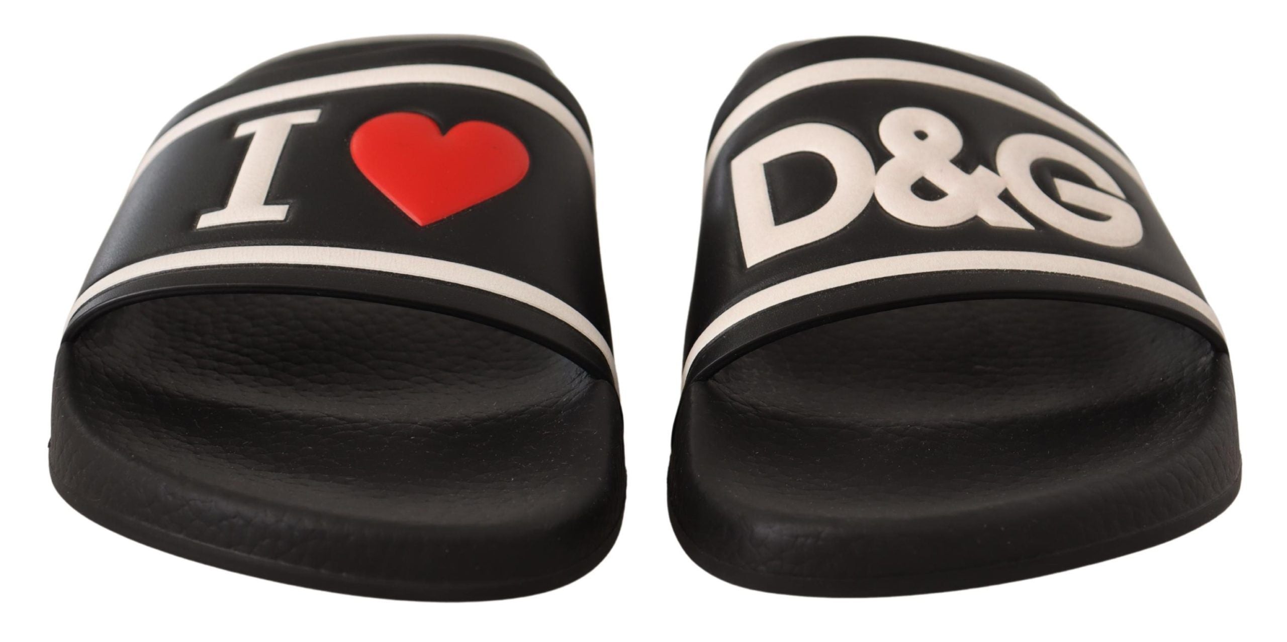 Sandales Dolce & Gabbana en cuir noir avec logo "I Love D&G" visibles sur la surface des sandales.