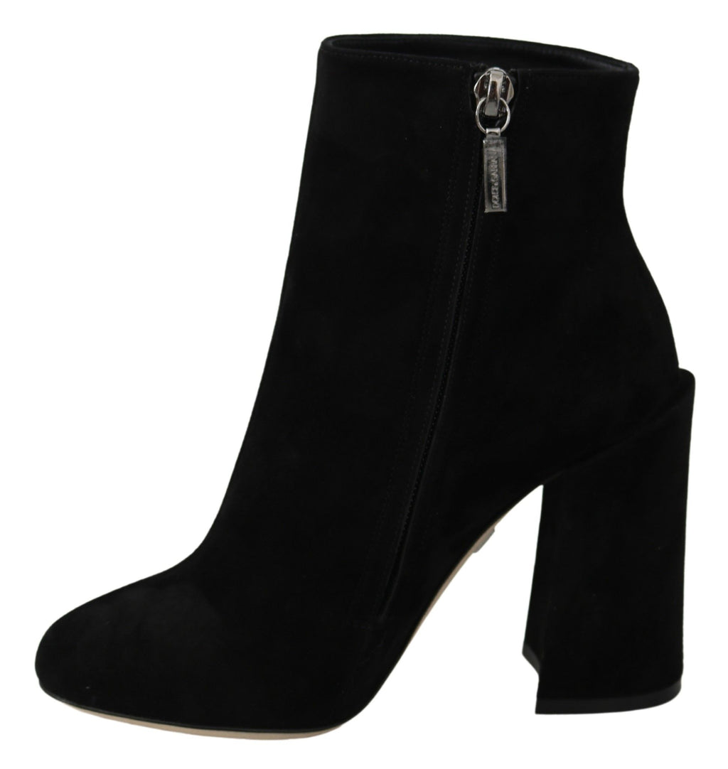 Bottes en daim noir Dolce & Gabbana L'Amore E'Bellezza avec design élégant et semelle en cuir, vue de face.