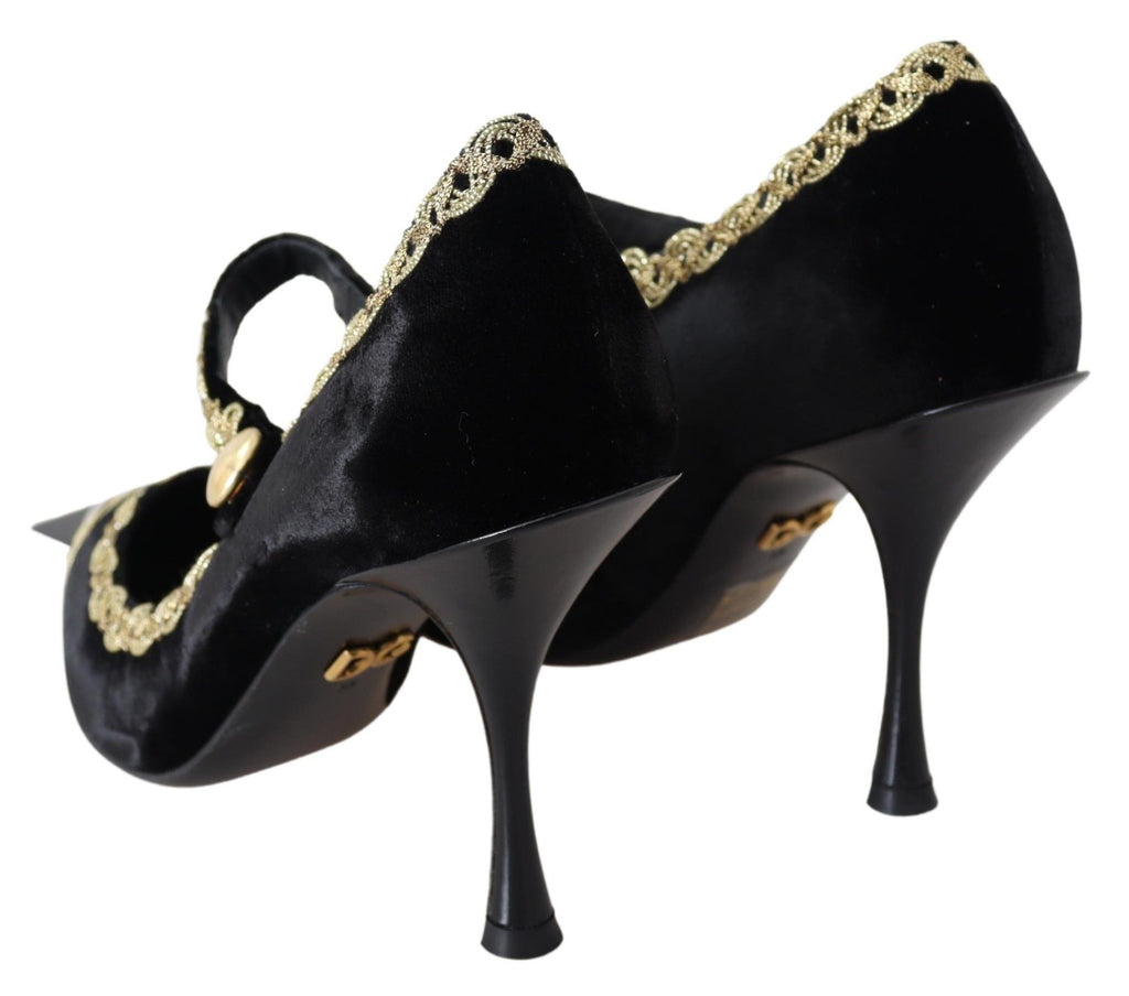 Escarpins Mary Janes en velours noir et détails dorés de Dolce & Gabbana, vue en gros plan sur la chaussure.