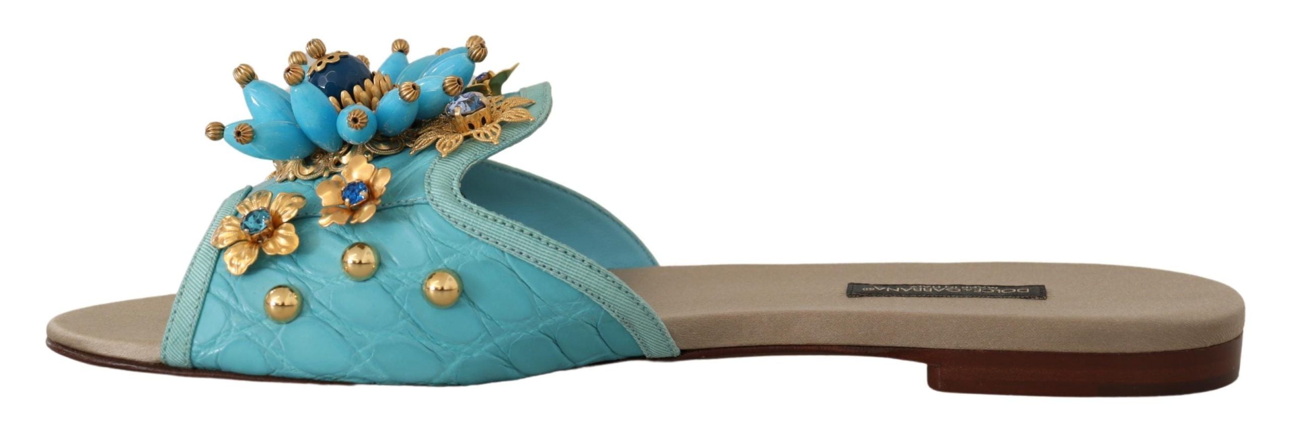 Sandales en cuir exotique bleu avec cristaux Dolce & Gabbana, design élégant et sophistiqué, détails en cuir et cristaux brillants.