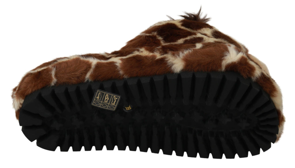 Chaussures Dolce & Gabbana, slippers plates marron à motif girafe, confortables et élégantes, en cuir souple.
