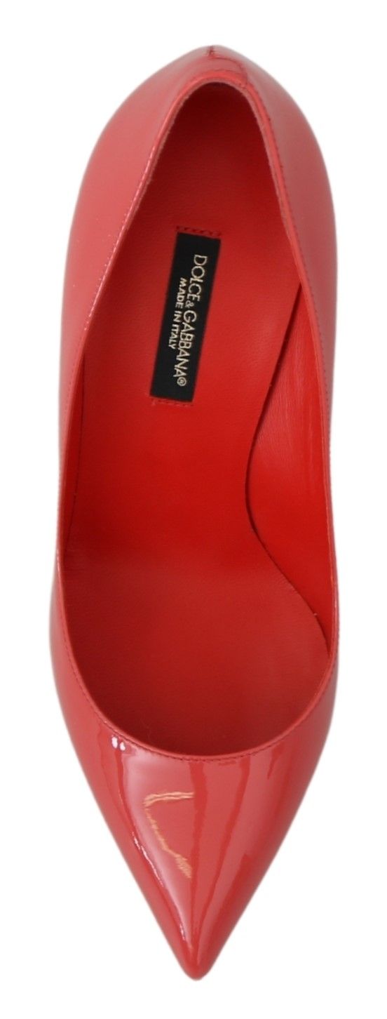 Escarpins en cuir verni rose foncé de la marque Dolce & Gabbana, talons hauts élégants pour femme.
