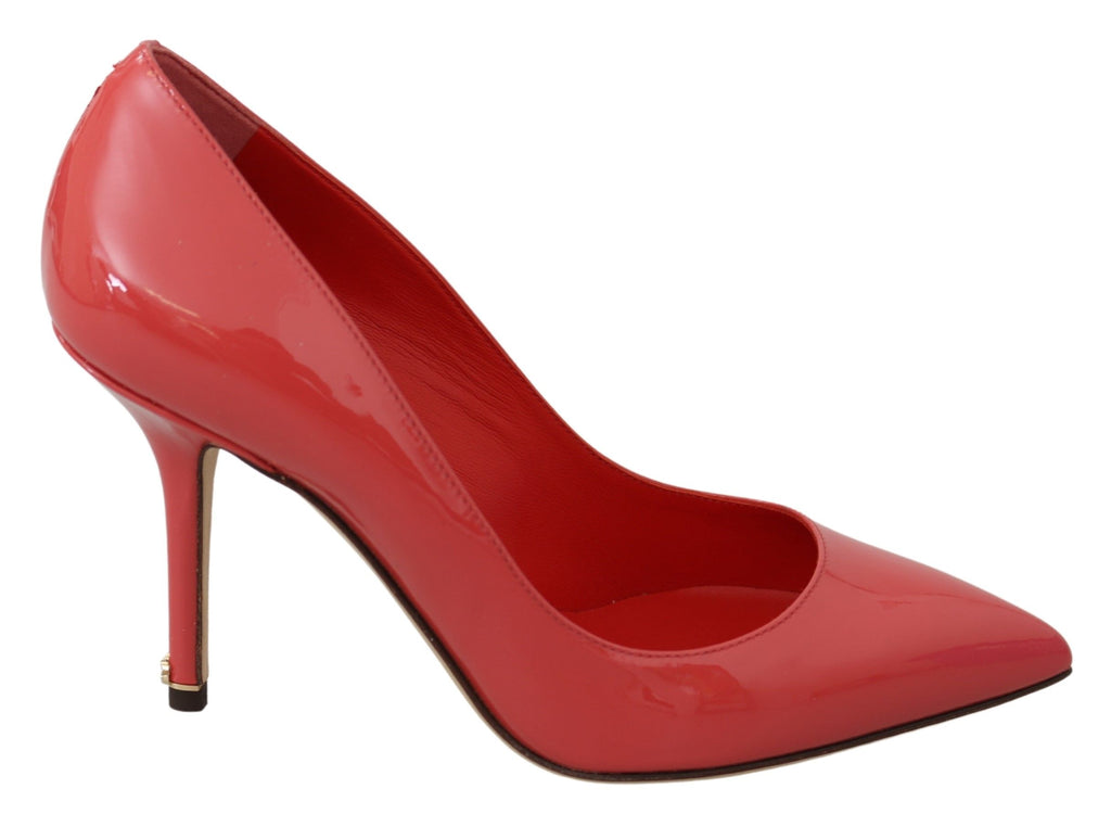 Escarpins en cuir verni rose foncé Dolce & Gabbana, talons hauts élégants, vue de côté.