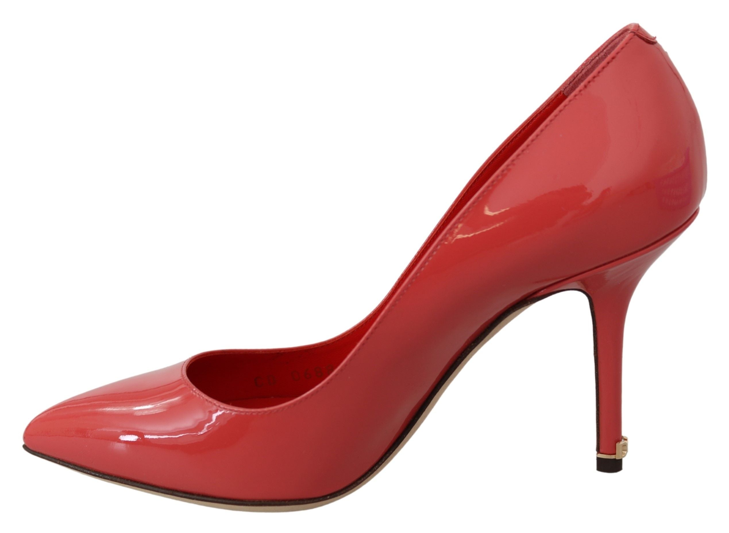 Escarpins en cuir verni rose foncé de Dolce & Gabbana, talons hauts élégants et finition brillante.