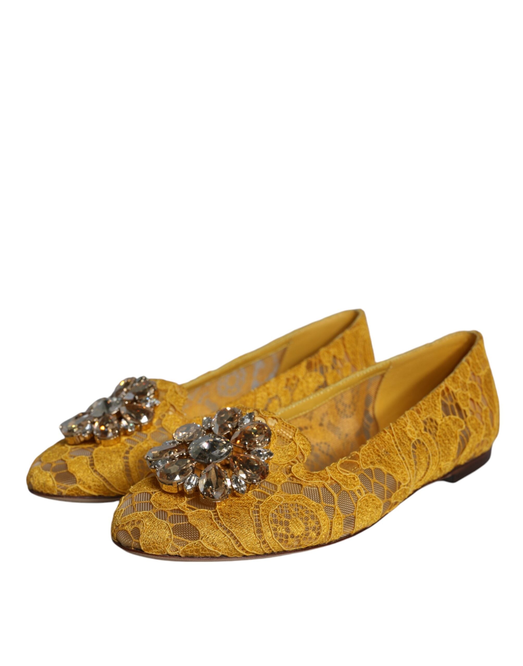 Chaussures ballerines Dolce & Gabbana en dentelle jaune moutarde avec cristaux, style élégant et confortable.
