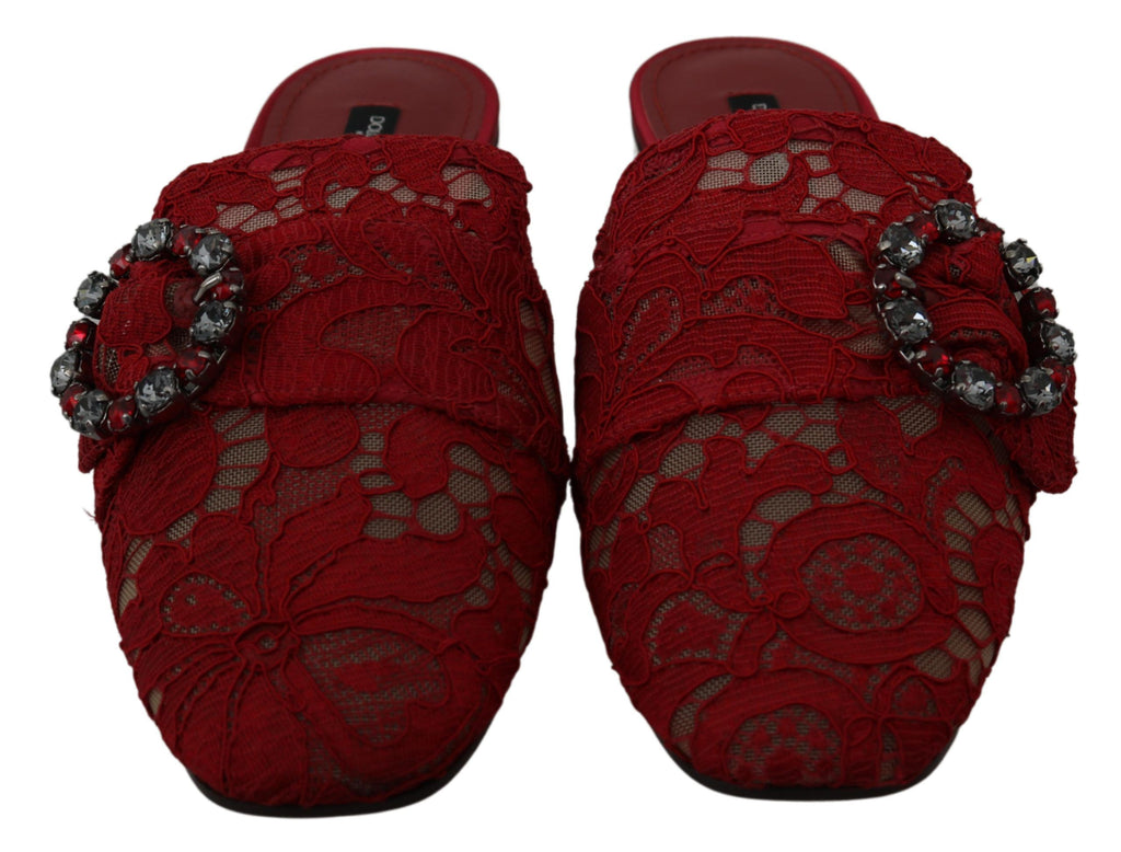 Chaussures plates Dolce & Gabbana en dentelle rouge avec cristaux, sandales faciles à enfiler pour femmes élégantes.