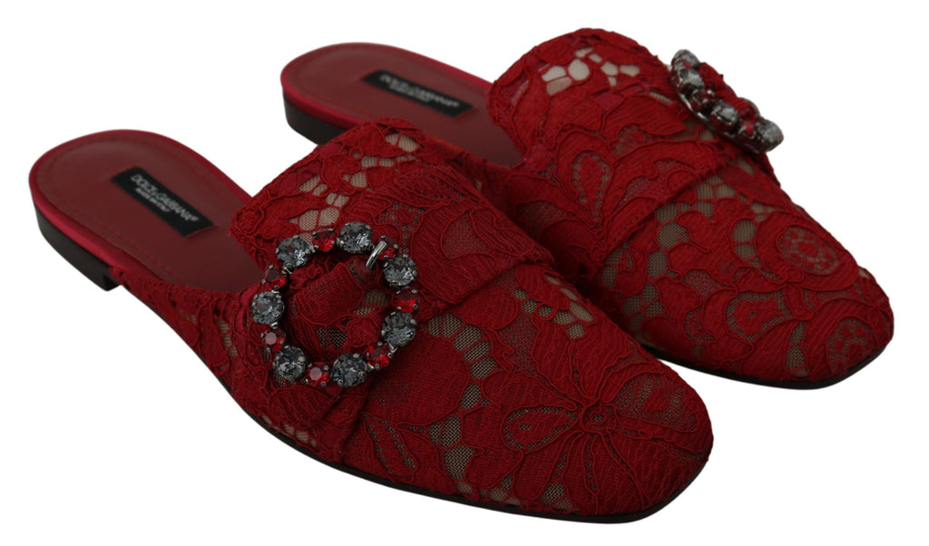 Chaussures plates Dolce & Gabbana en dentelle rouge avec cristaux, style élégant et confortable, chaussures à enfiler pour femmes.