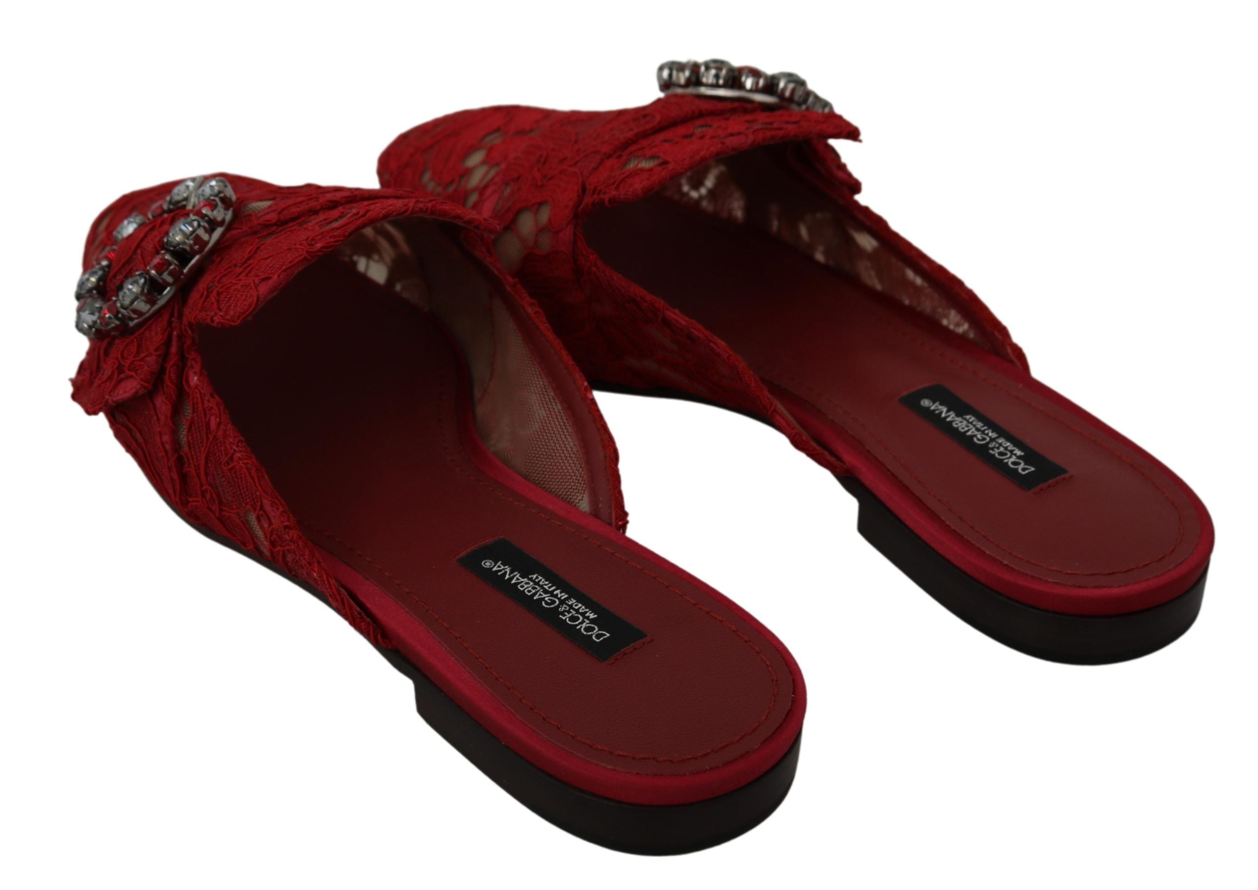 Chaussures plates Dolce & Gabbana en dentelle rouge avec cristaux, style slip-on, élégantes et sophistiquées.