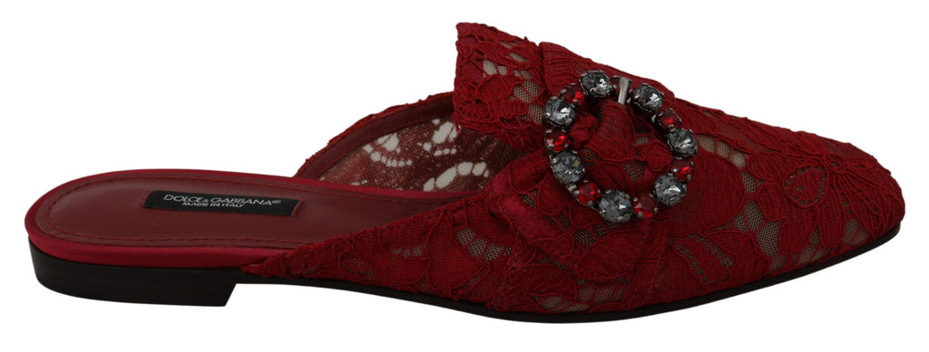 Chaussures plates Dolce & Gabbana en dentelle rouge et cristaux, style slip-on, élégantes et confortables.