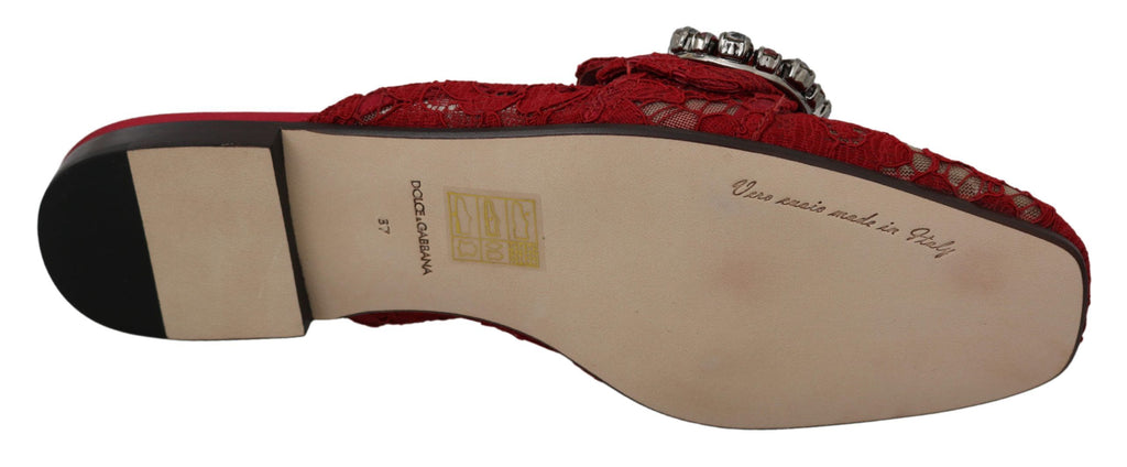Chaussures plates Dolce & Gabbana en dentelle rouge avec cristaux, faciles à glisser pour un style élégant.