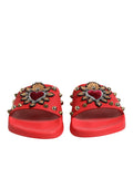 Sandales de plage Dolce & Gabbana Sacred Heart Stud en rouge avec motifs religieux et détails en studs.