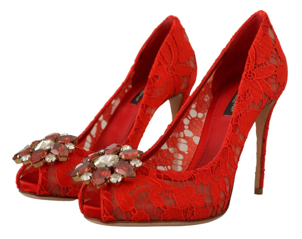 Escarpins rouges Dolce & Gabbana Taormina en dentelle avec cristaux, élégants et sophistiqués, vus de côté.