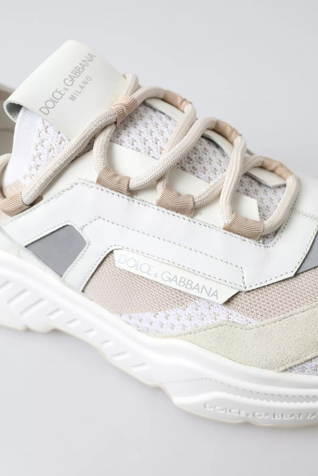 Chaussures de sport Dolce & Gabbana DAYMASTER en cuir blanc et beige, baskets élégantes et confortables.